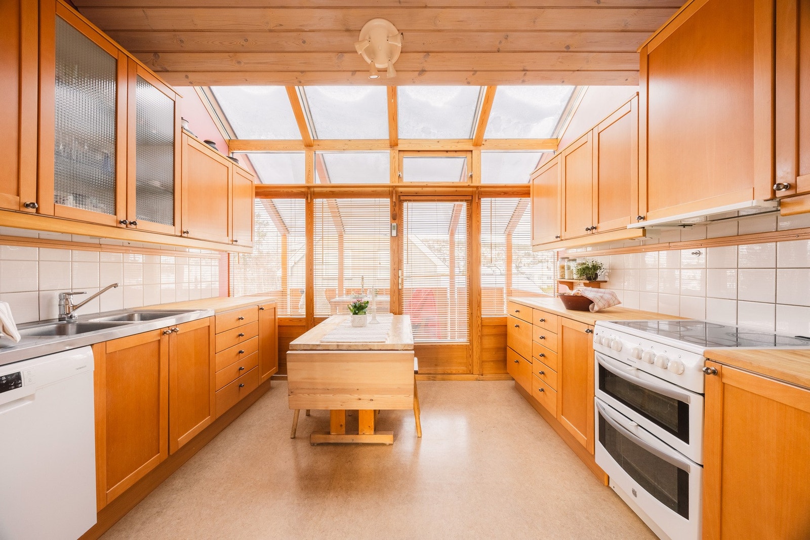 Vi går videre inn på kjøkkenet, hvor takvinduene går igjen. Galleribilde