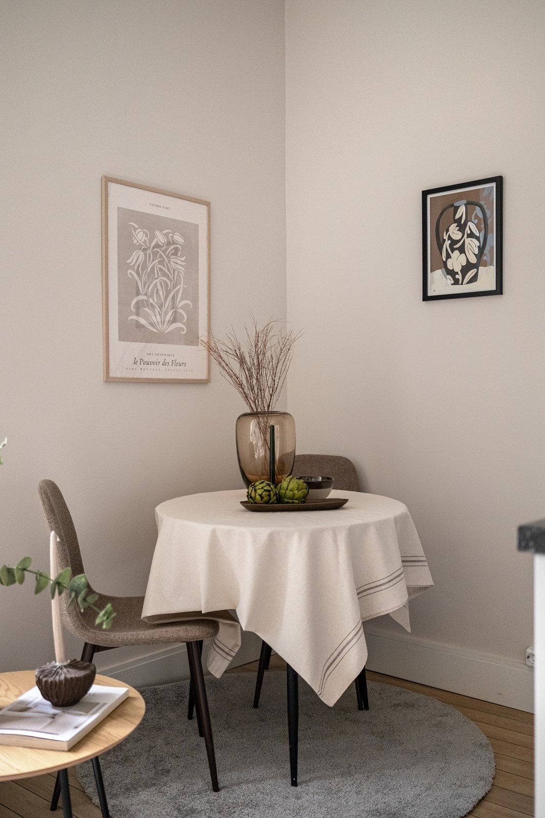 Leiligheten er malt i delikate og tidsriktige farger. Galleribilde