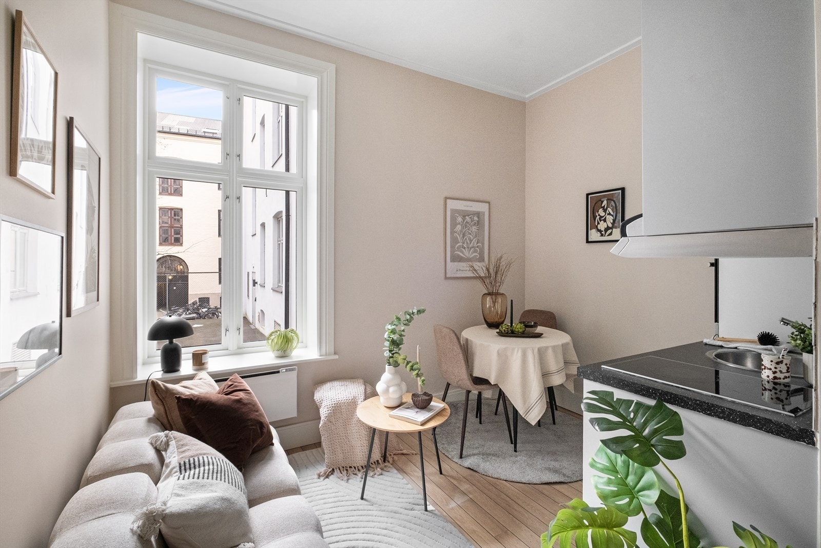 Velkommen til en hyggelig 1-roms leilighet som vender mot rolig, indre gårdsrom. Her har du en sentral og attraktiv beliggenhet på Bislett/Homansbyen. Husk visningspåmelding! FOTO: Rullende Fotograf AS. Galleribilde