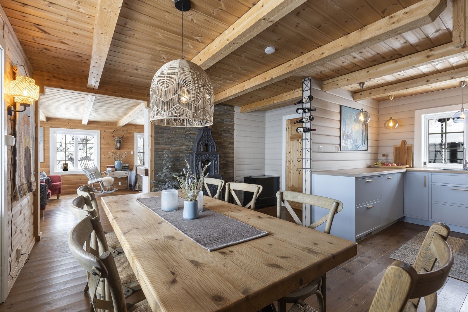 Fra spisestue/kjøkken er det utgang til en stor, sørvestvendt terrasse som strekker seg rundt deler av hytta. Galleribilde