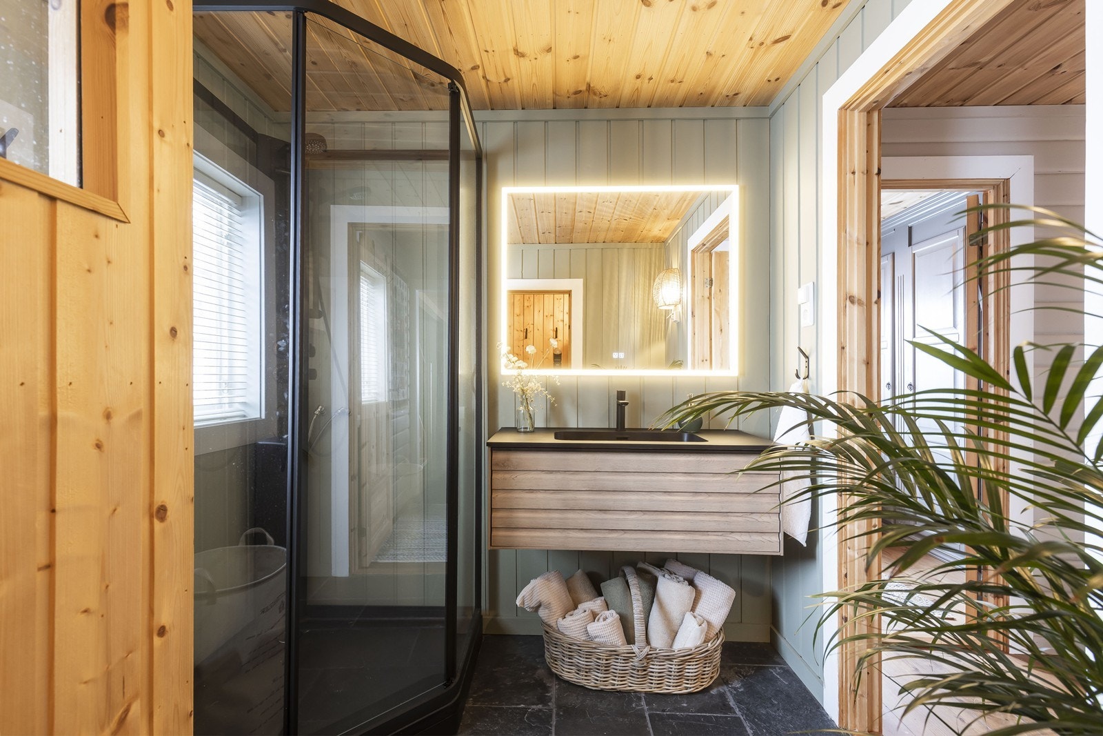 I tilknytning til badet finnes en badstue, men som i dag brukes som ekstra lagringsplass. Galleribilde