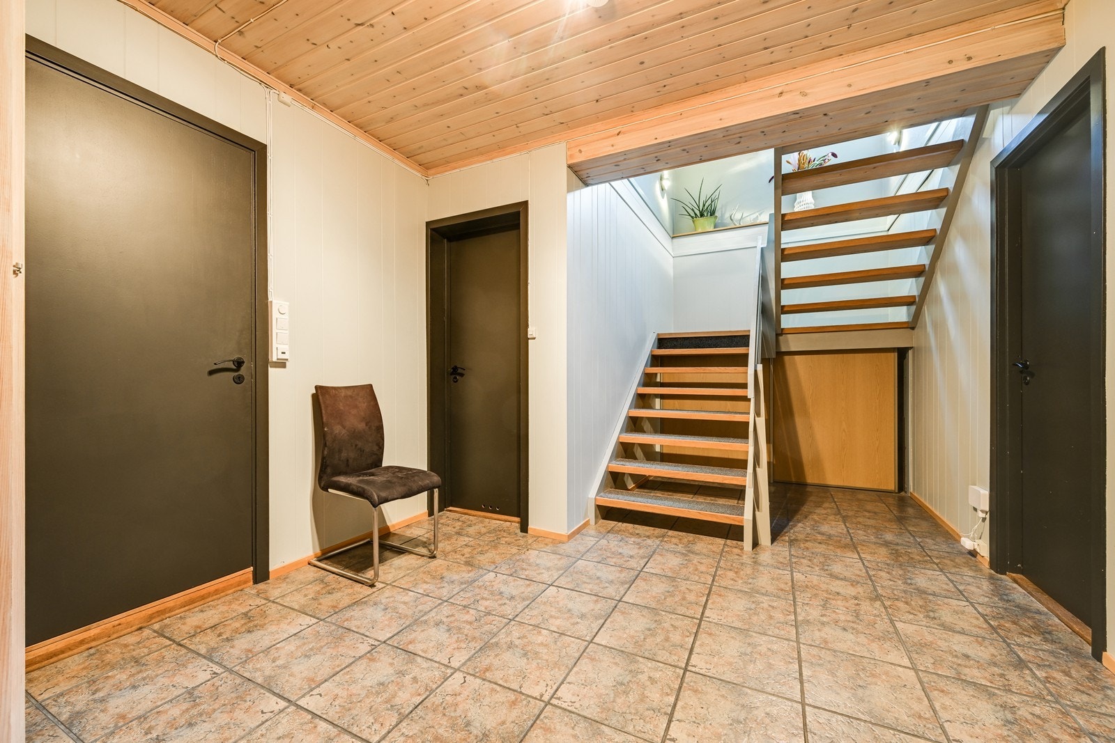 Romslig hall i kjeller med takhøyde 2,35 m til 2,45 meter. Galleribilde