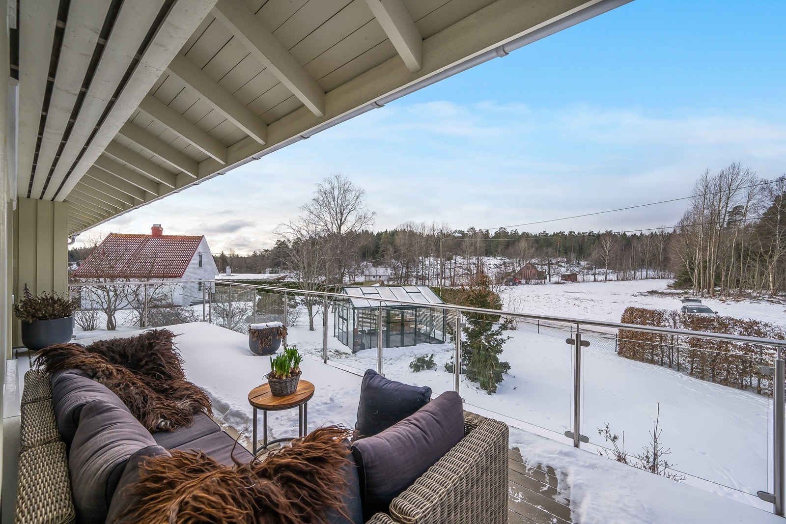 Delvis overbygd terrasse. Galleribilde