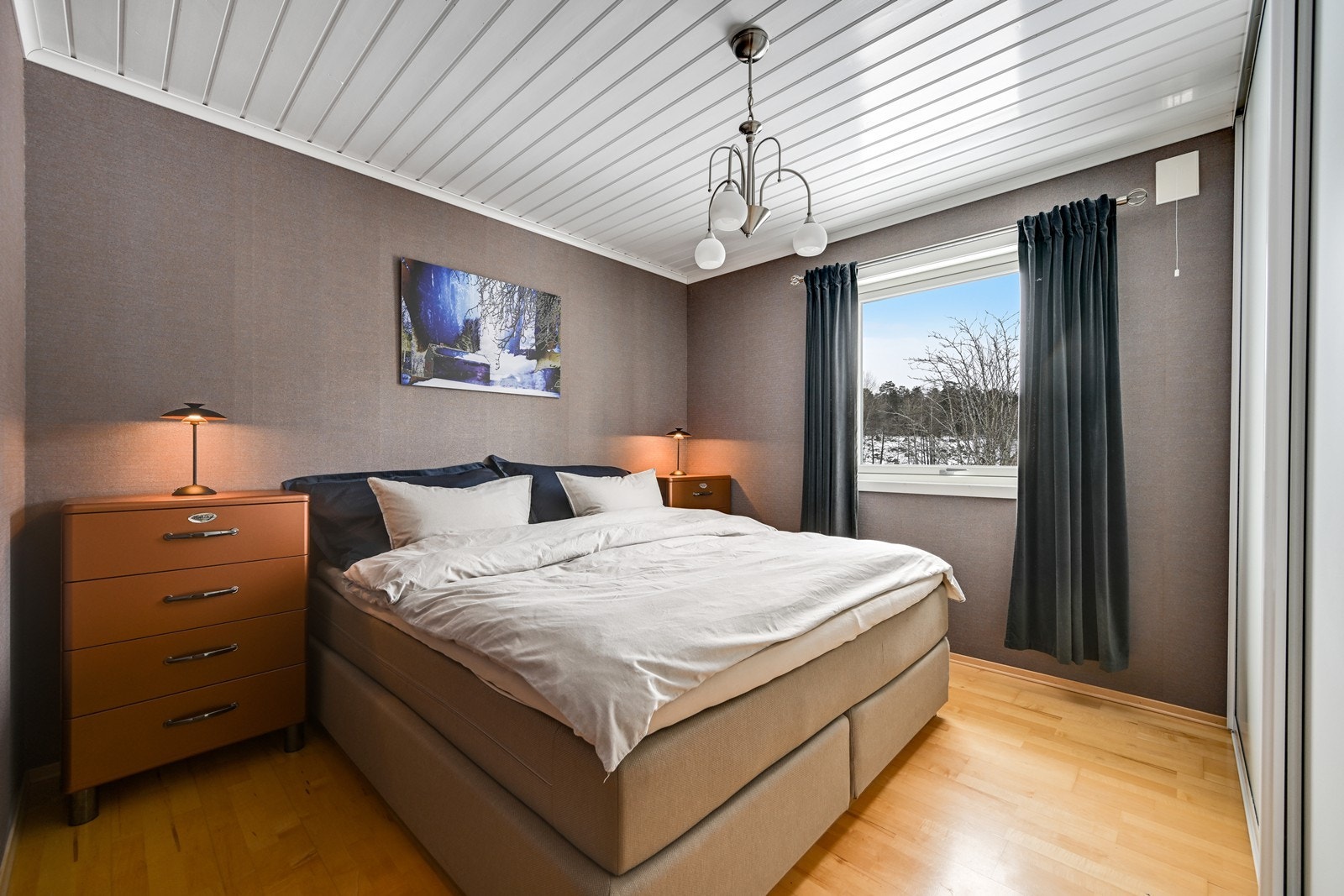 Hovedsoverom med skyvedørsgarderobe. Galleribilde