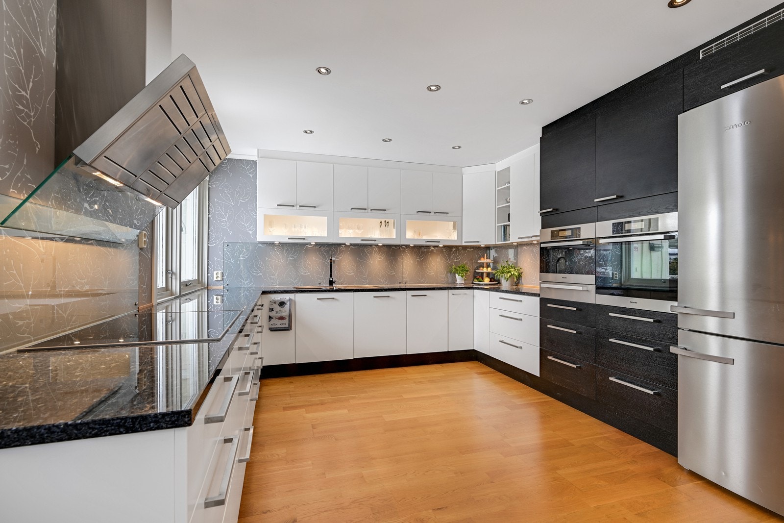 Pent kjøkken med 80 cm. induksjonstopp, dampovn, varmeskuff, stor stekeovn samt kjøl-fryseskap. Galleribilde