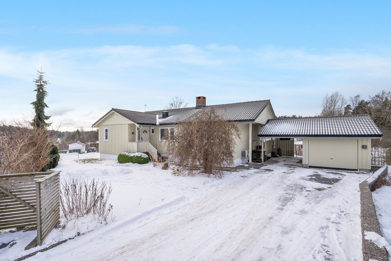 Inngangsparti med garasje og carport. Galleribilde