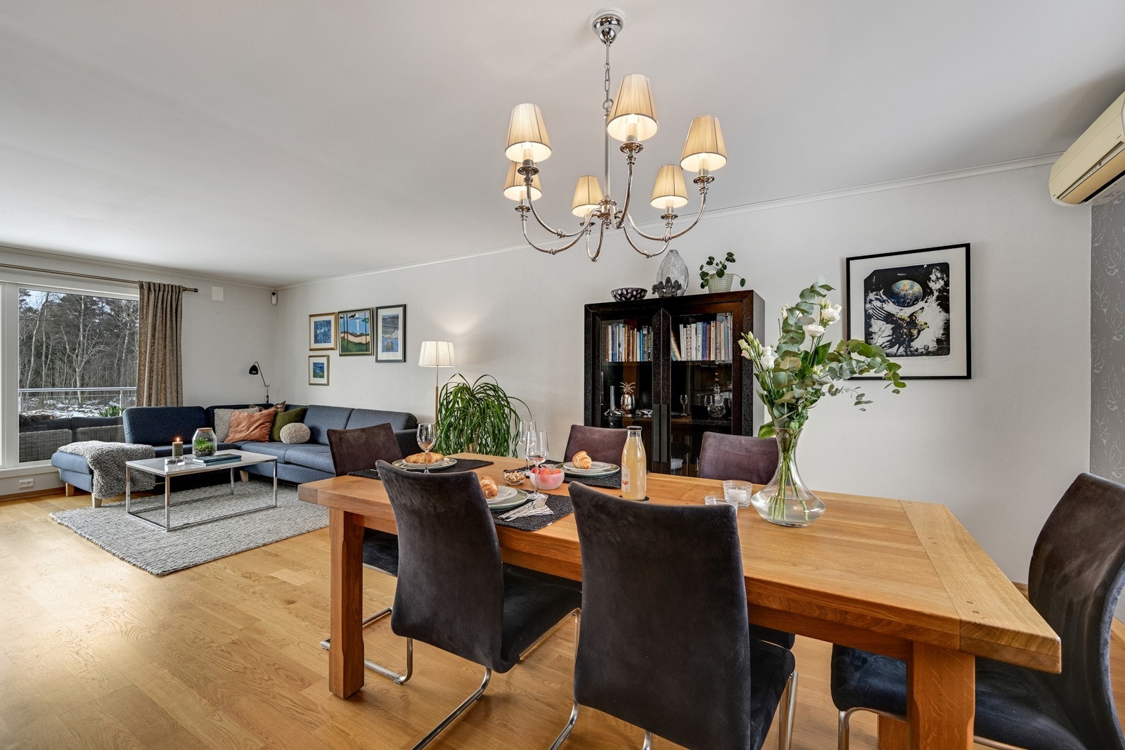 Lys og romslig stue. Galleribilde