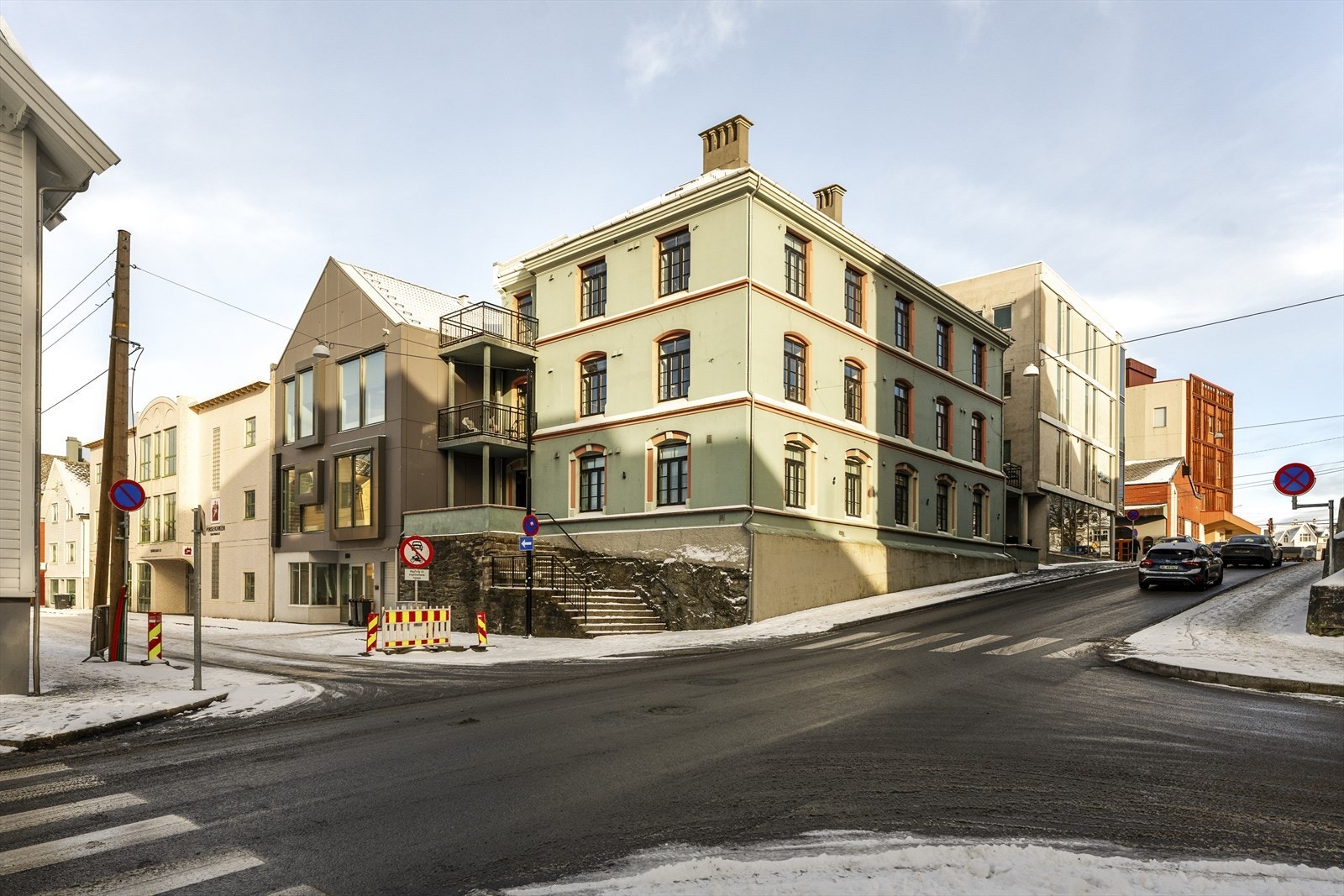 Renovering på fasade i samarbeid med byantikvaren og med spesialbestilte vinduer. Galleribilde