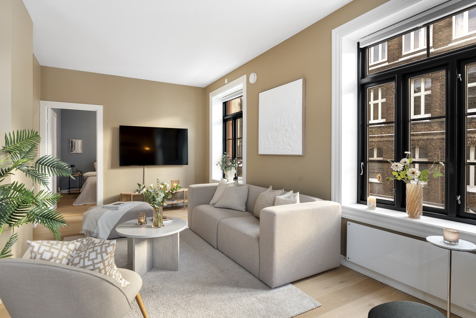 Nye vinduer i leilighetene med svarte karmer, ekstra lyd-isoleringer mot gate med vei Galleribilde