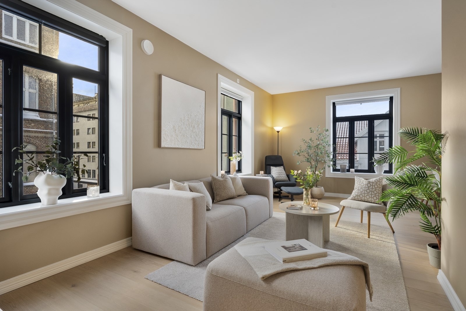 Leiligheten fremstår som moderne samtidig er sjelen i bygget fra 1900-tallet bevart i samarbeid med byantikvaren og interiør-konsulent. Galleribilde