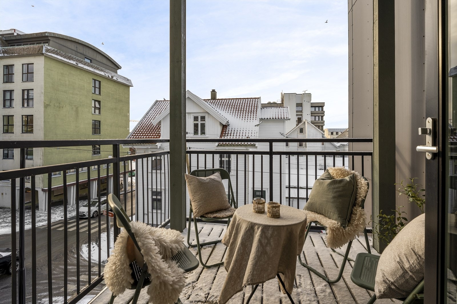 Egen terrasse mot vest og kveldssolen. Galleribilde