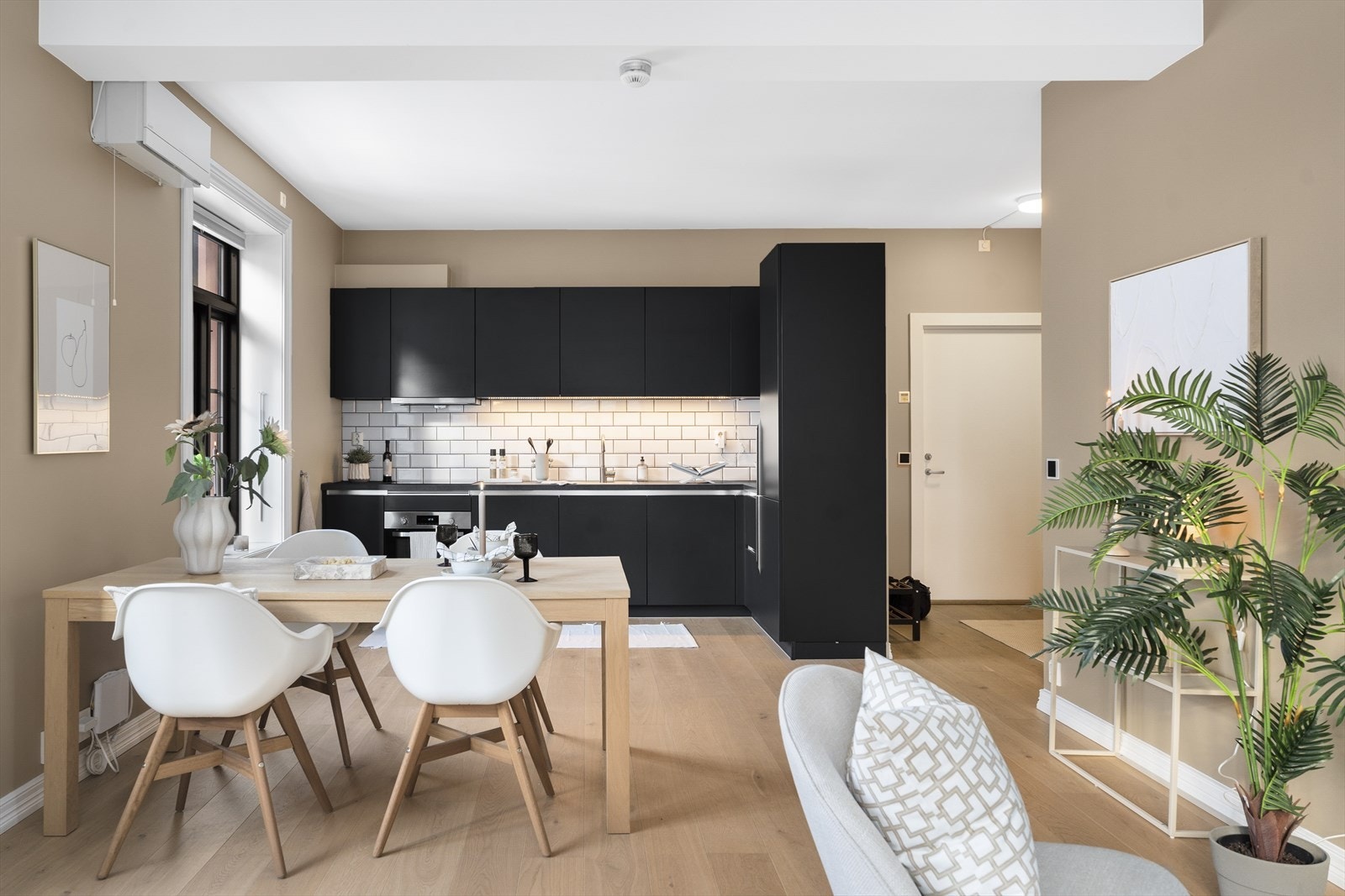 Det ærverdige bygget i Skåregata 125 og denne leiligheten har vært igjennom betydelig renovering i over tre år. Galleribilde