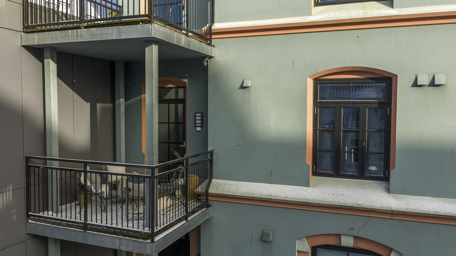 Fasade i engelsk hulmur er pusset ned og malt i farger som passer bygget og tiden. Galleribilde