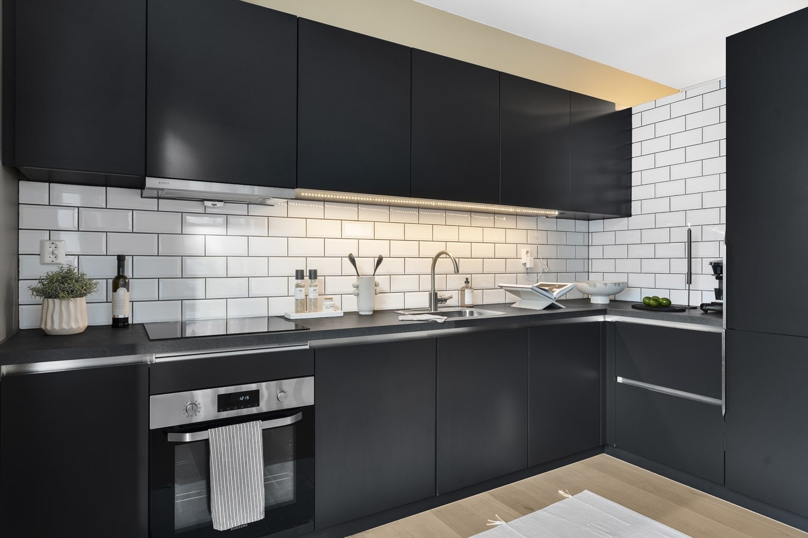 Meget tiltalende kjøkken fra kvalitetsleverandøren Schmidt med integrerte hvitevarer. Galleribilde