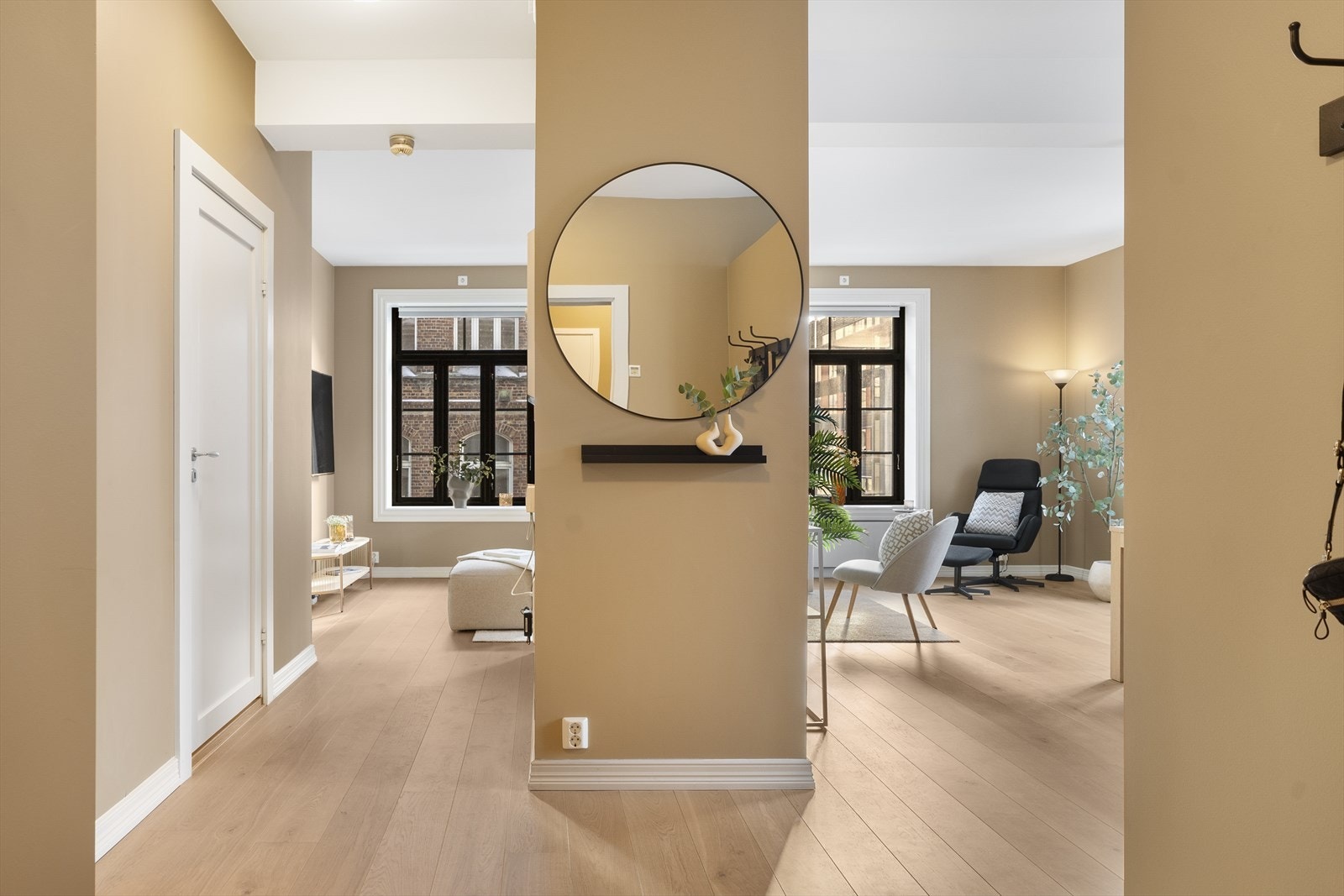 Solid og massivt listverk på gulv- og vinduslister i leiligheten som passer takhøyden. Galleribilde