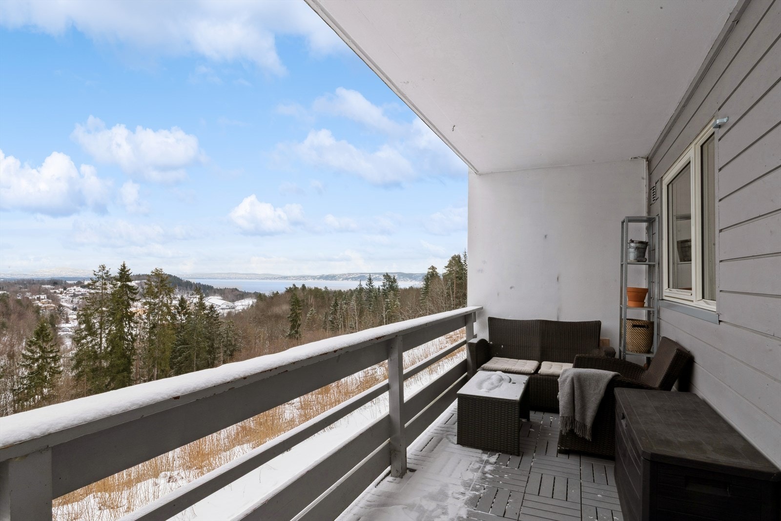Fra stuen er det utgang til en balkong med flott utsikt mot Oslofjorden! Galleribilde