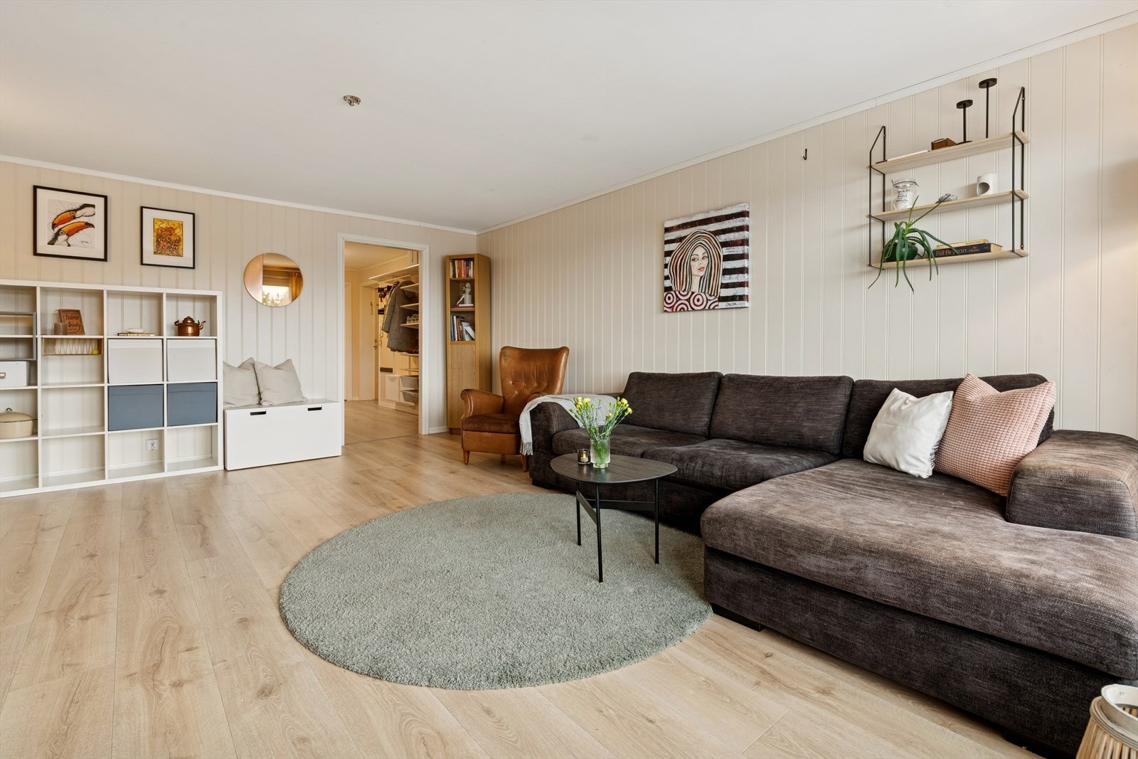 I stuen er det god plass til en sofakrok og ønsket TV-møblement! Galleribilde