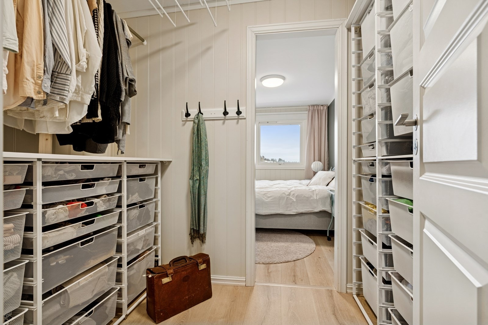 Omkledningskledningsrom ved hovedsoverom. Galleribilde