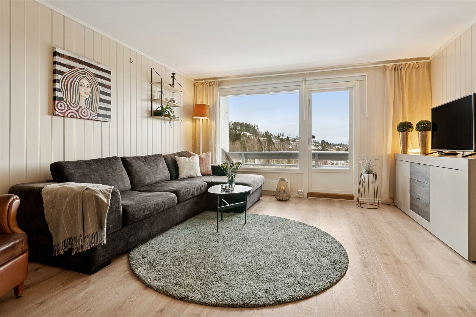 Lys og romslig stue med gode møbleringsmuligheter! Galleribilde