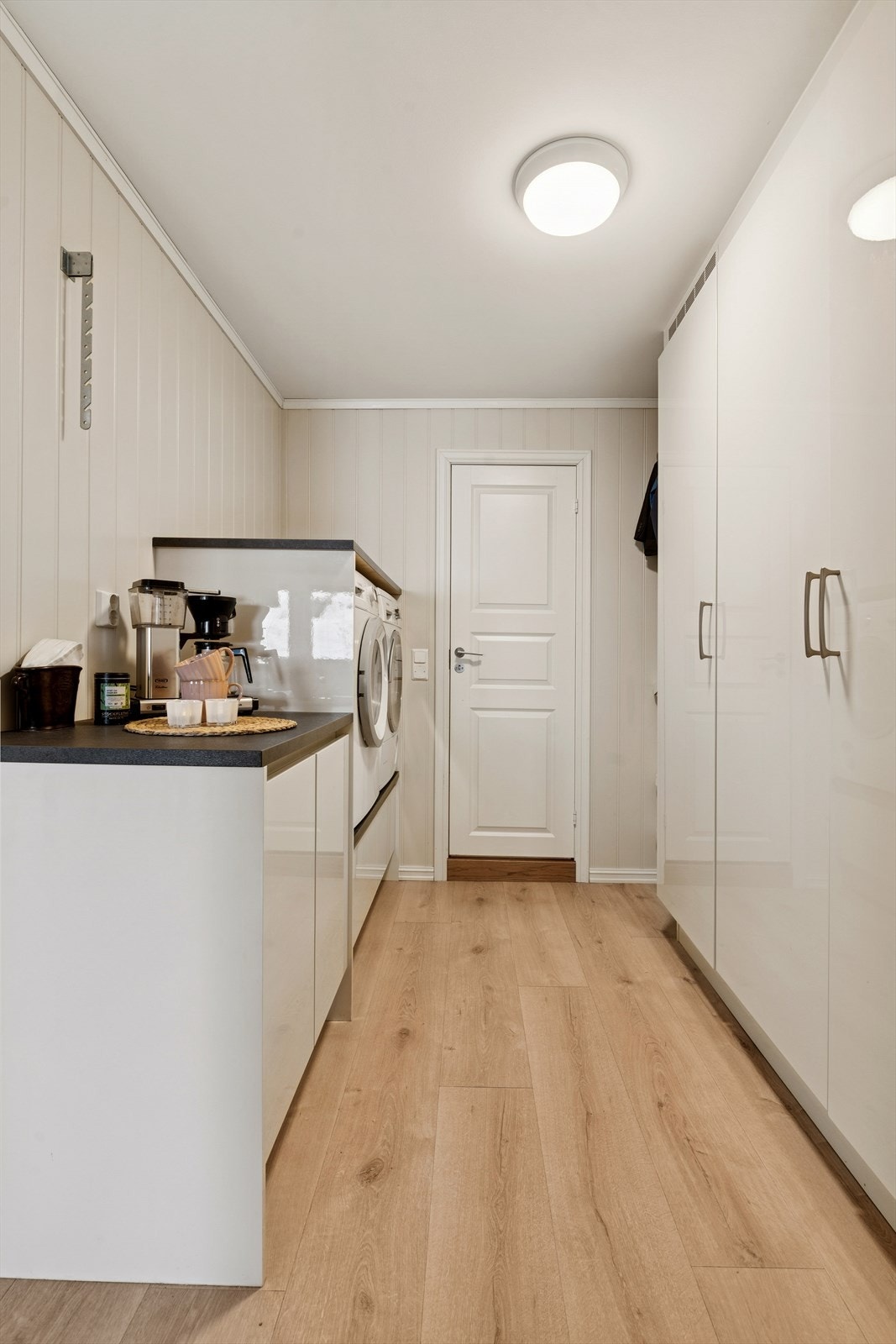 Opplegg for vaskemaskin i grovkjøkken. Galleribilde