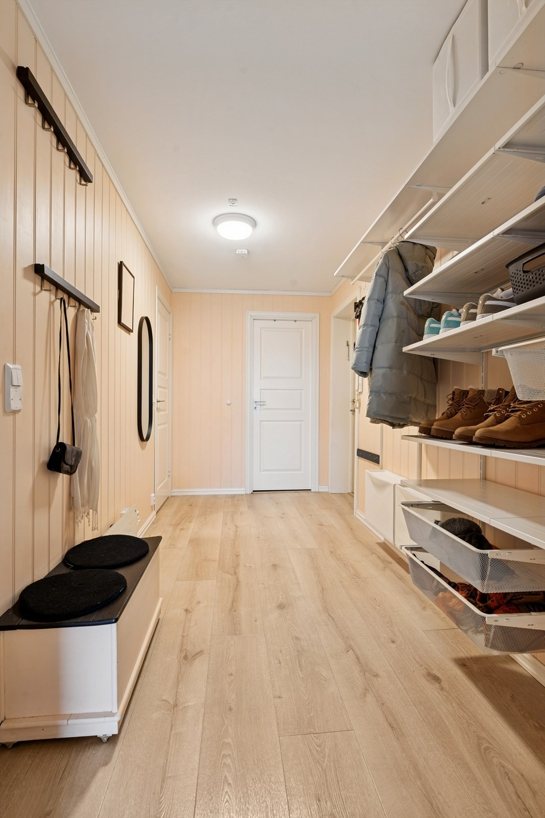 Romslig entré med god plass til oppbevaring av yttertøy og sko. Galleribilde