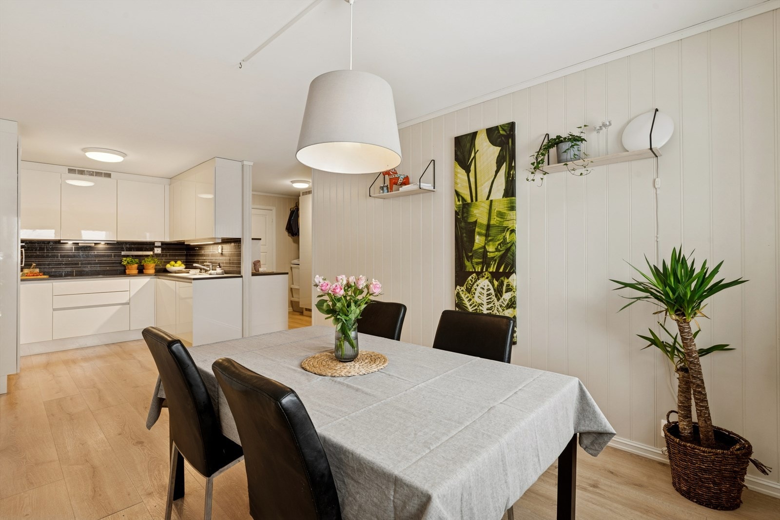 Kjøkkenet ligger adskilt fra stuen og har plass til en romslig spisestue. ' Galleribilde