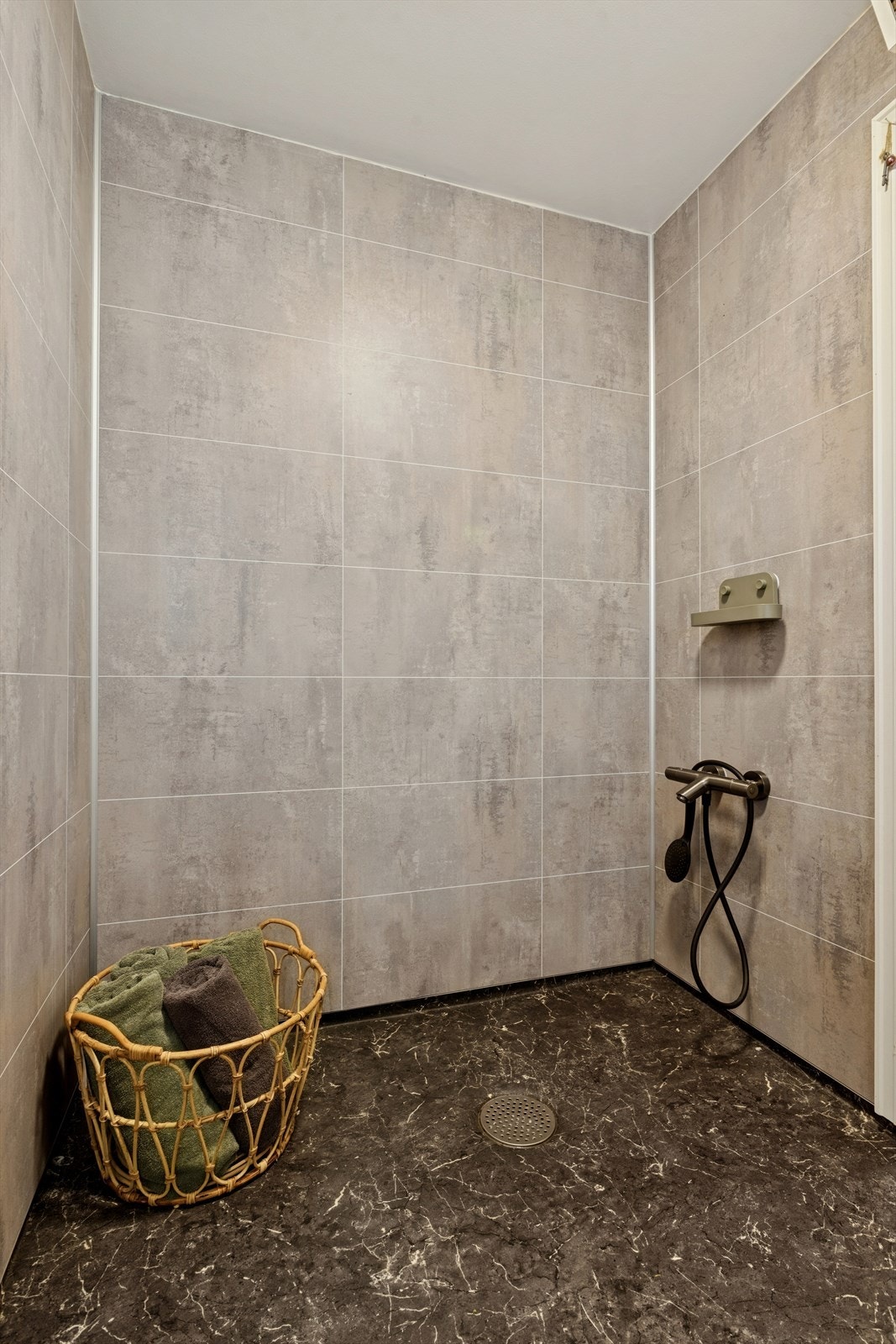 Baderomsinnredning med servantskap med glatte fronter i høyglanset utførelse, veggskap med speilfronter over servant samt muligheter for badekar. Galleribilde