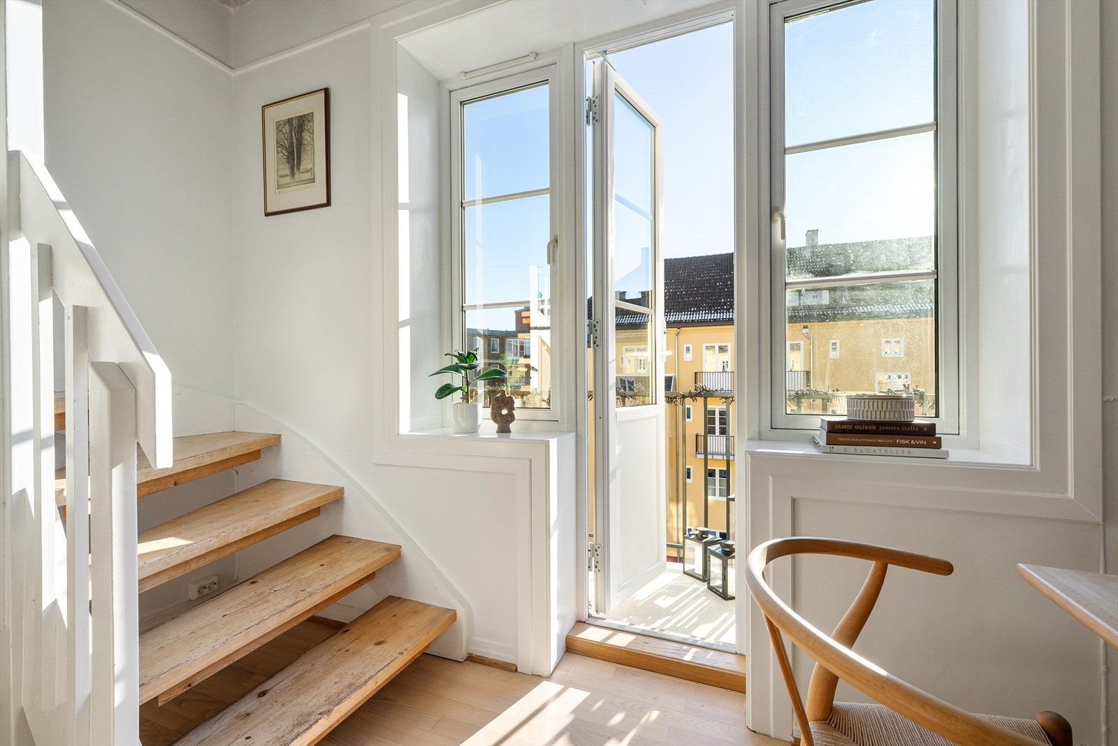 Utgang fra kjøkkenet til balkong med vakker utsikt mot Vøyenløkka borettslag. Galleribilde