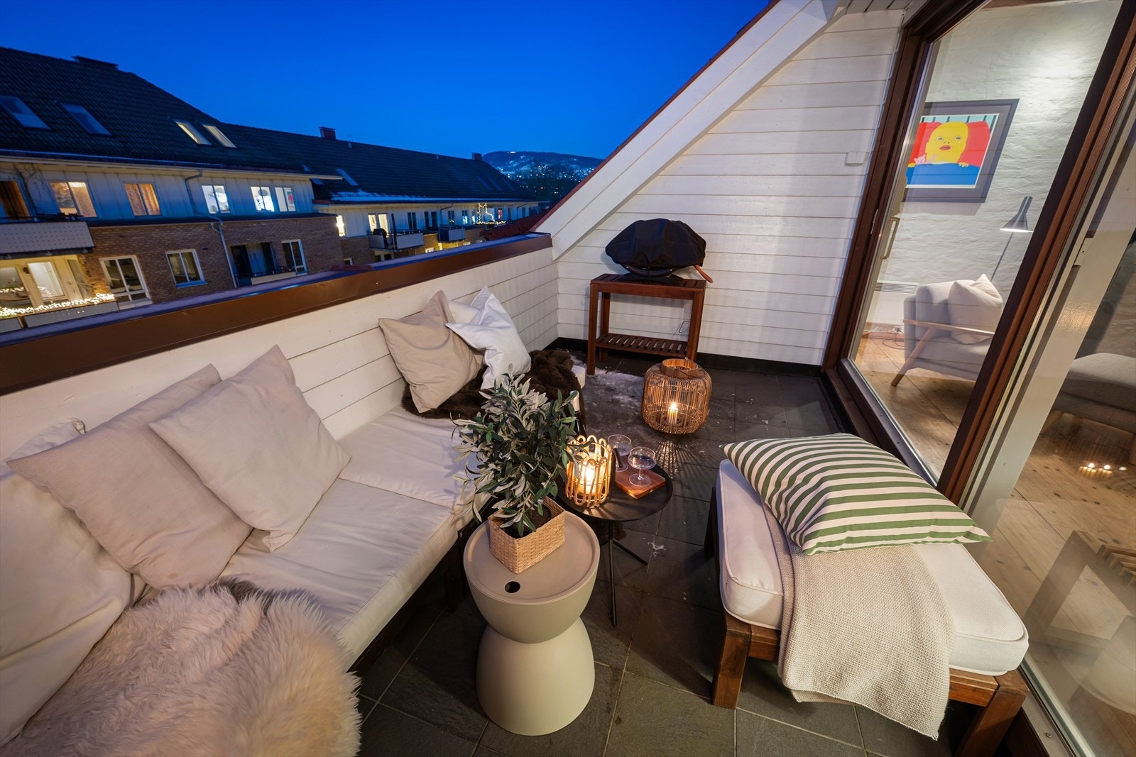 Fra denne uteplassen ser du rett mot Grefsenkollen - perfekt sted å lene seg tilbake mens byen ruller videre under deg. Galleribilde