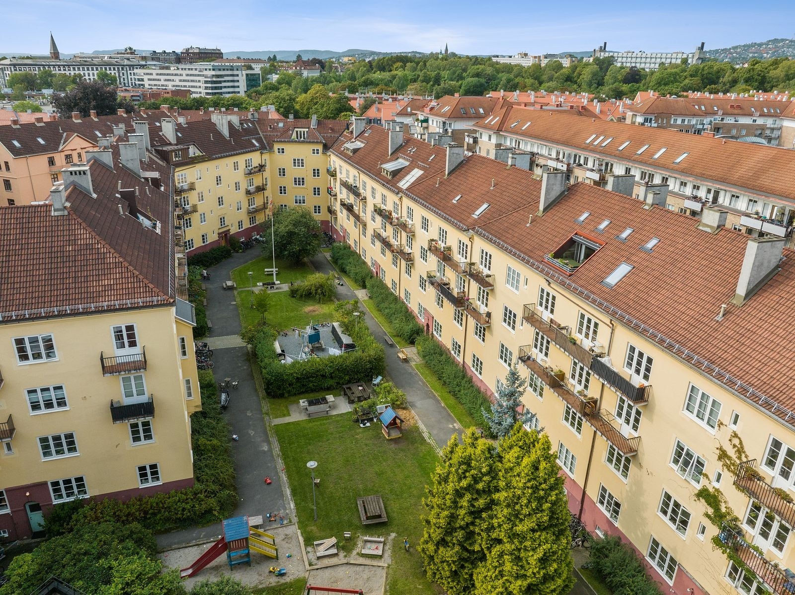 Bakgård. Galleribilde