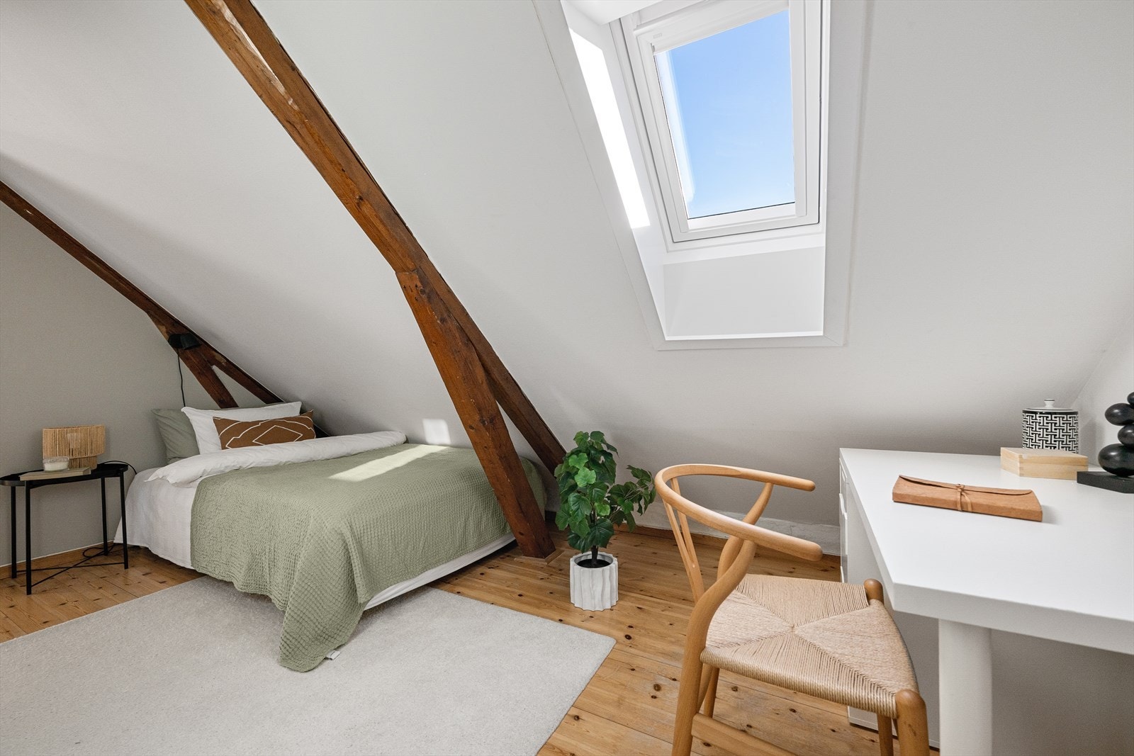 Soverommet i toppetasjen har god størrelse med plass til stor seng, arbeidsplass og oppbevaring - løftet av nye Velux-takvinduer som gir ekstra lys og romfølelse. Galleribilde