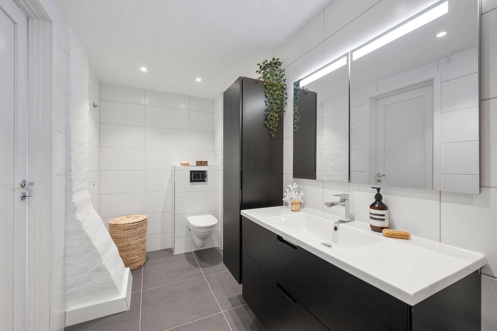 Her får du den deilige kombinasjonen av moderne bad fra 2018 og det arkitektoniske uttrykket i murveggen som gir rommet karakter og varme. Galleribilde