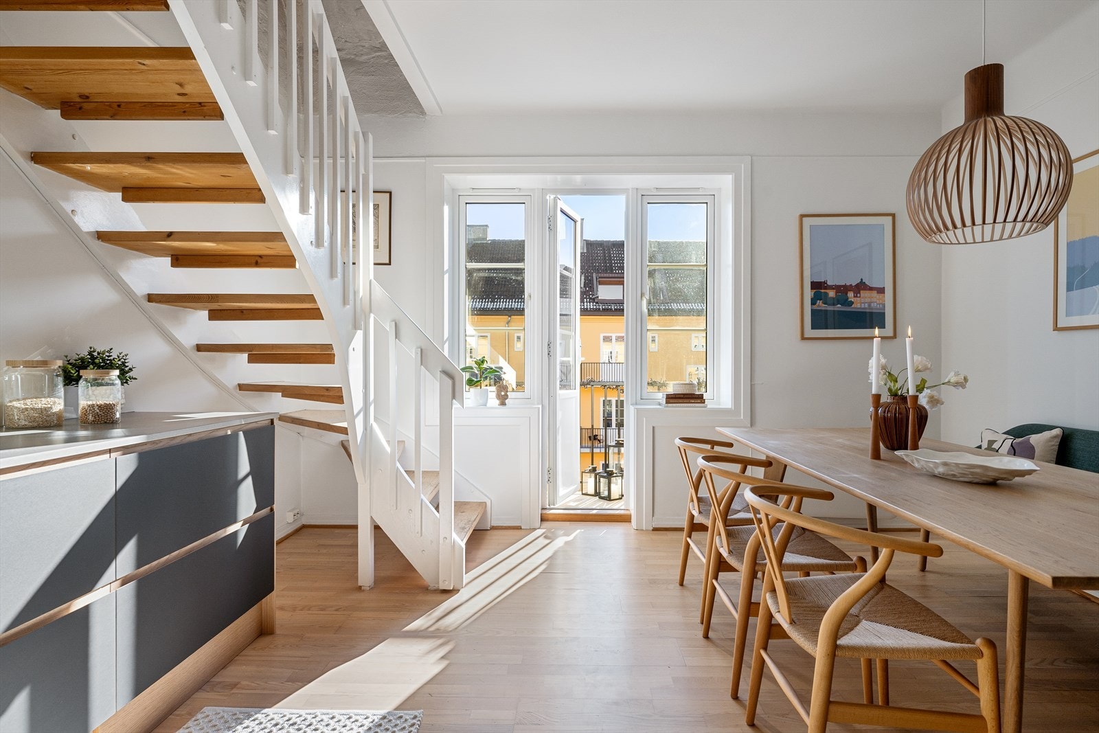 Store vindusflater slipper inn rikelig med naturlig lys og løfter rommet - her får kjøkken og spiseplass en helt egen varme og romfølelse. Galleribilde