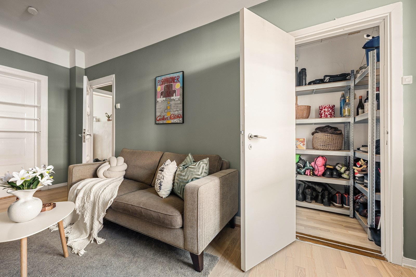 Du trodde kanskje det ikke var flere boder? Gjett igjen. Her får du bod på det siste soverommet - med fryser inkludert - i tillegg er det bod i kjelleren og på loftsområdet. Galleribilde