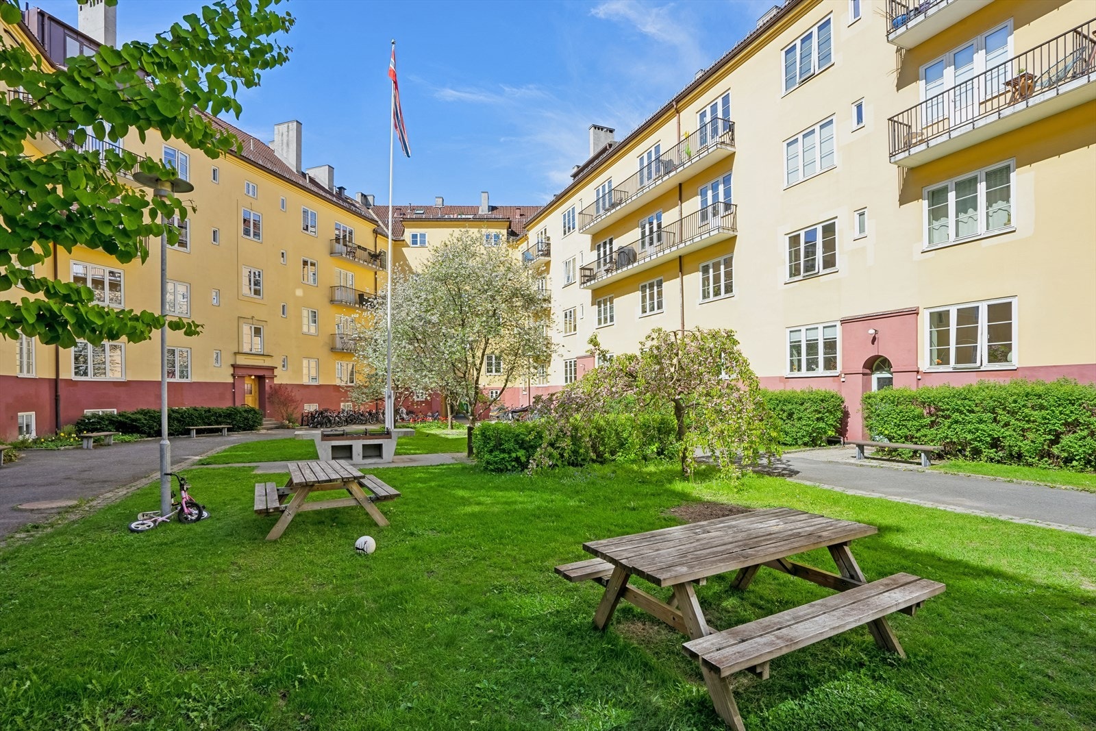 Bakgård. Galleribilde