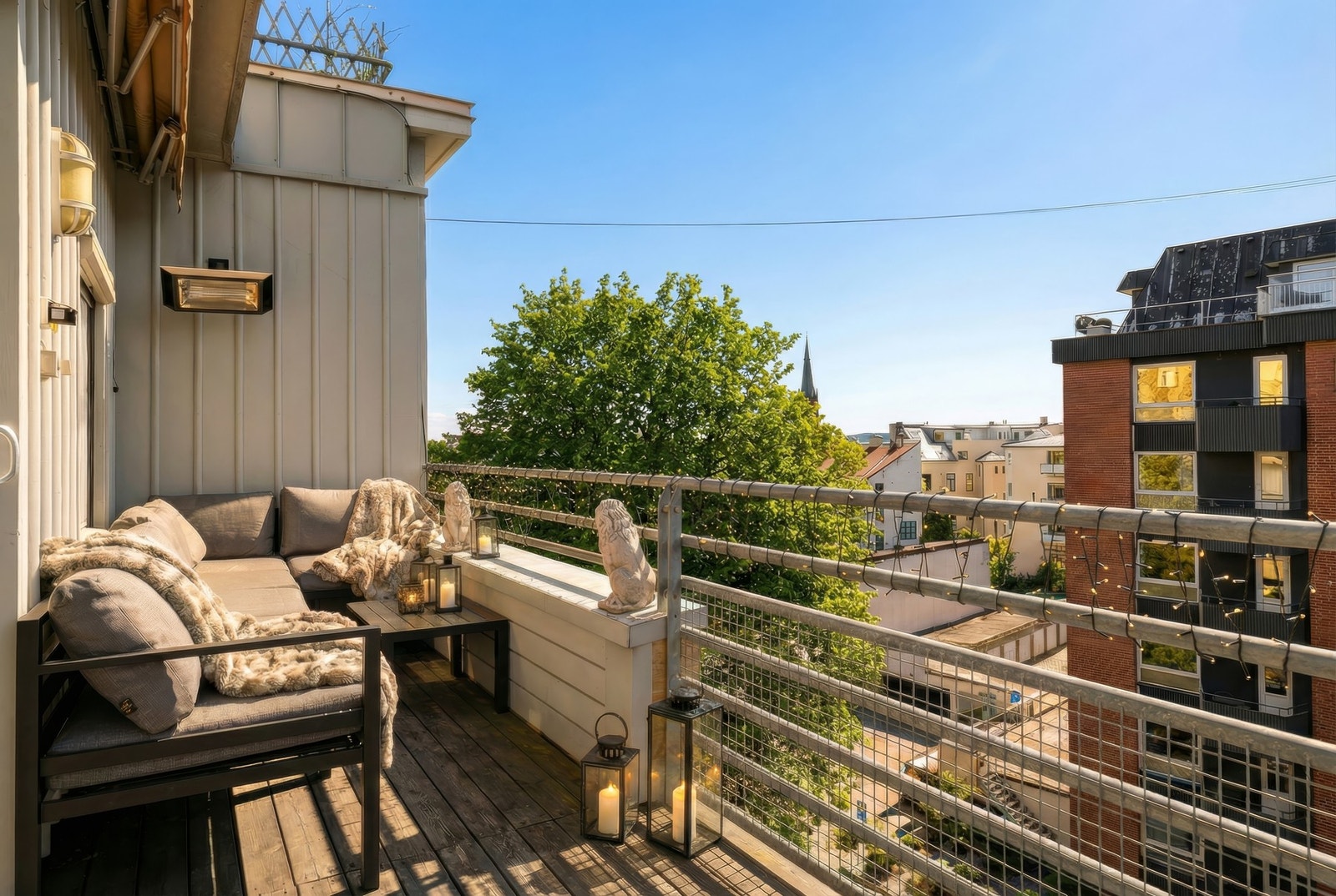 Eksklusiv og sjelden penthouseleilighet med terrasser i alle himmelretninger (KI-redigert sommerbilde). Galleribilde