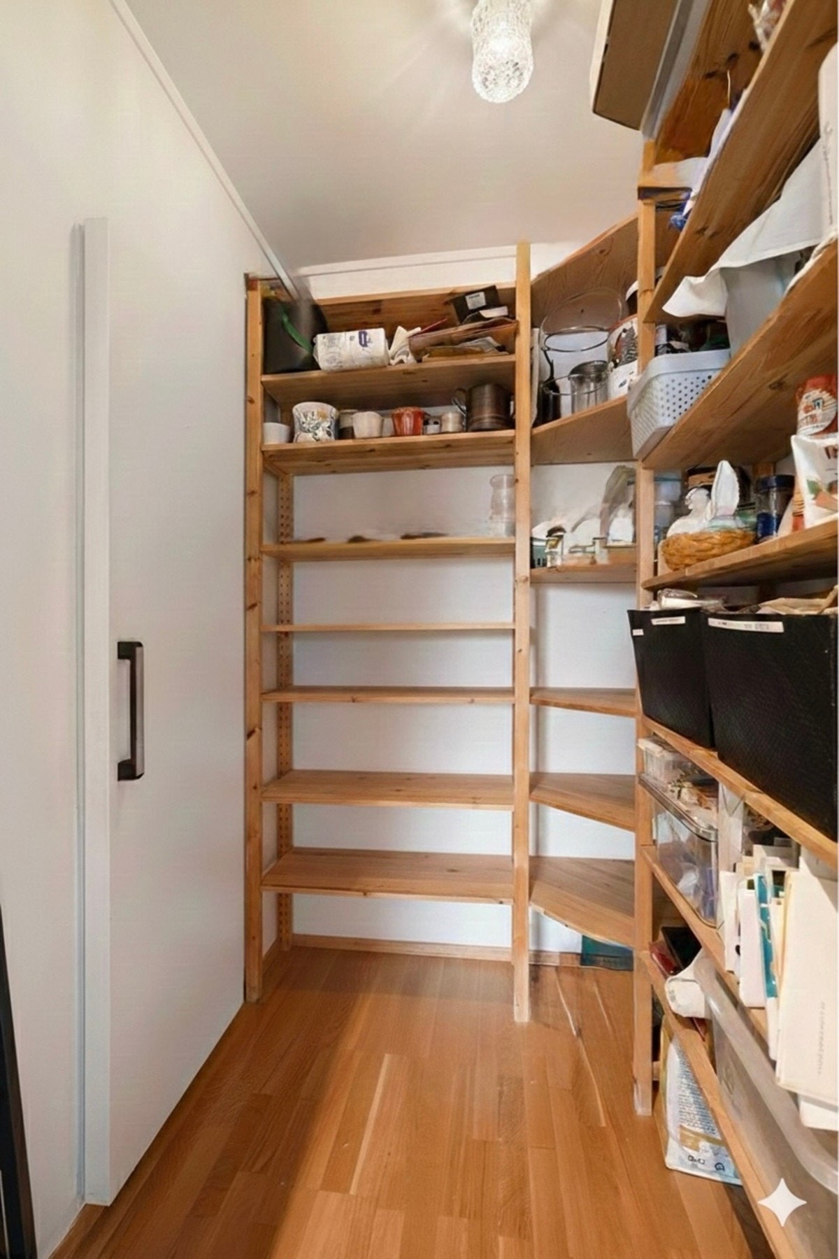 Praktisk bod / spiskammer for oppbevaring av tørrvarer og annet i tilknytning til kjøkkenet. Galleribilde