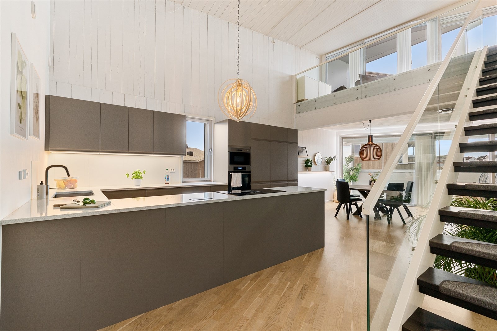 Lys og tiltalende leilighet med store vindusflater som slipper inn rikelig med naturlig lys. Galleribilde