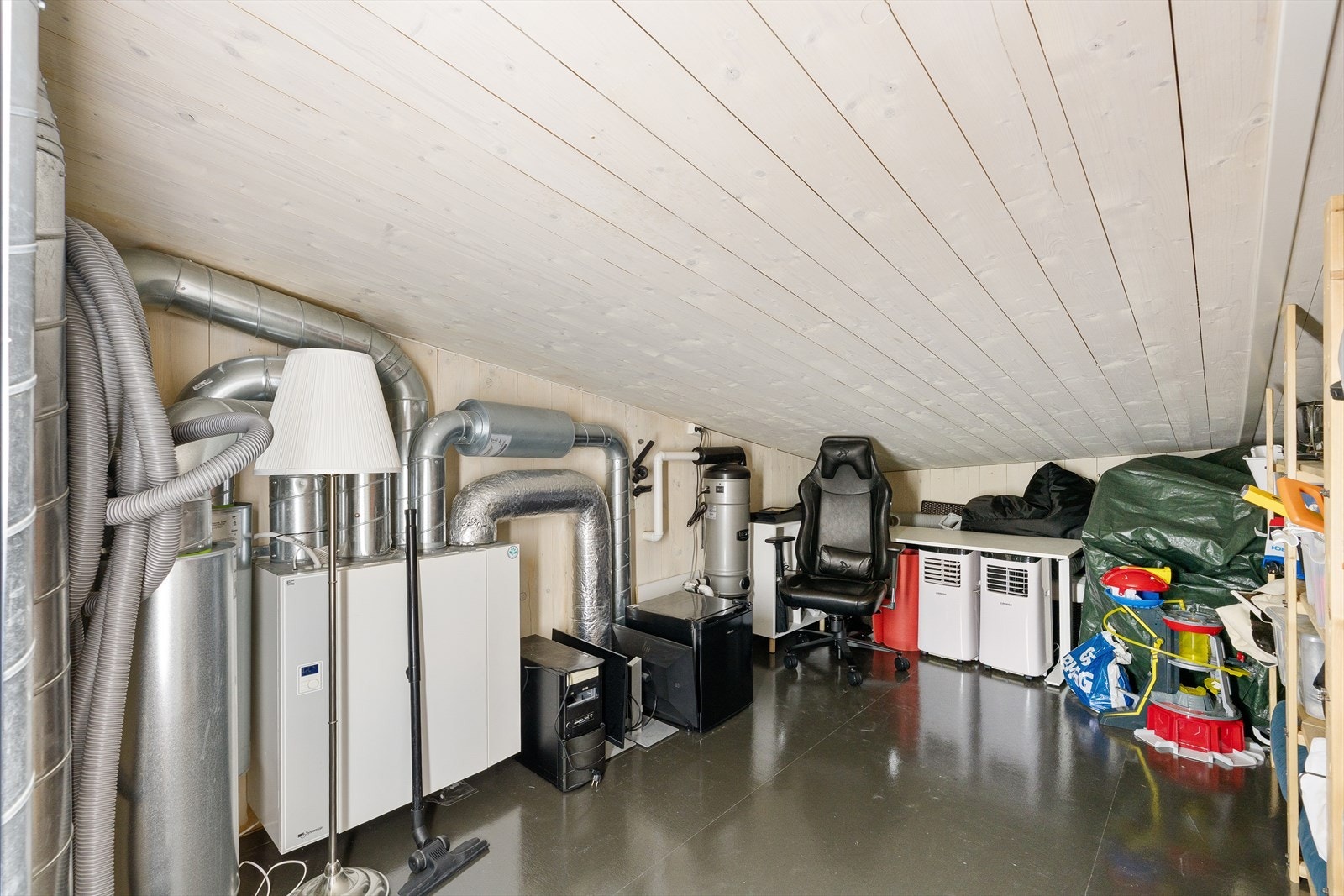 Praktisk og romslig bod med gode lagringsmuligheter. Galleribilde