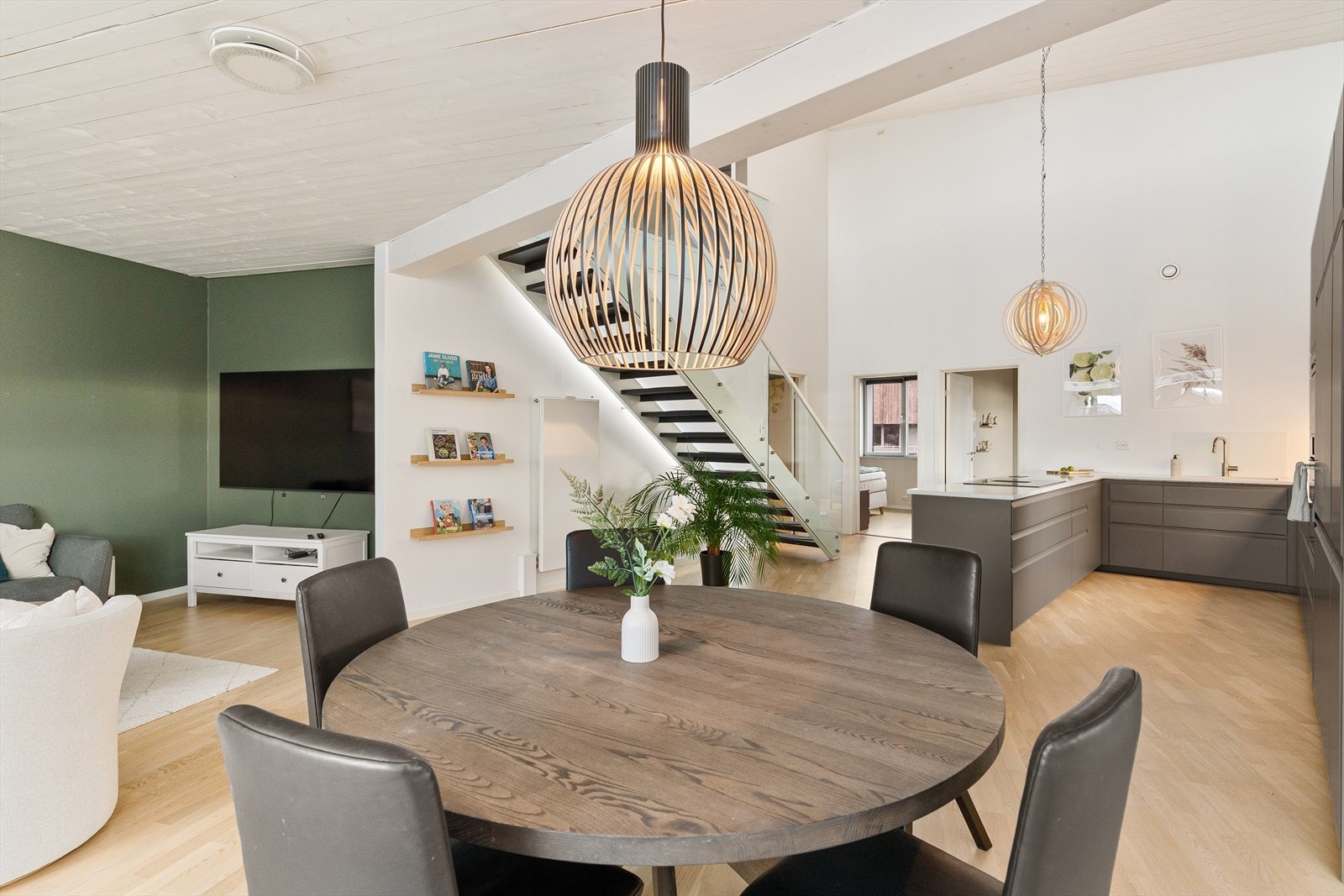 Stor, innholdsrik eierleilighet på hele 152 kvm. beliggende i byggets 6. og 7. etasje. Galleribilde