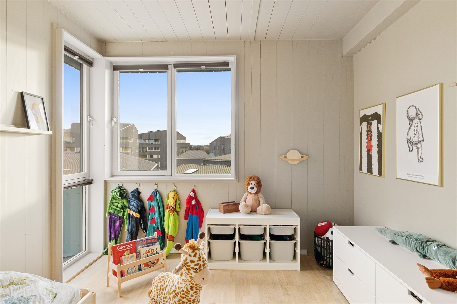 Romslig og tiltalende soverom nr. 2 i hovedetasjen (6. etasje) Galleribilde