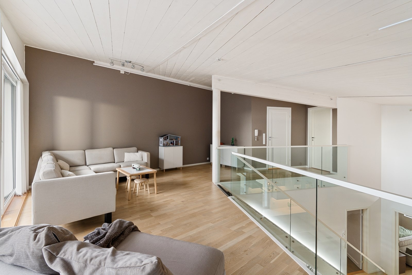 Åpen himling ned til allrommet som gir lys og luftighet i rommene. Galleribilde