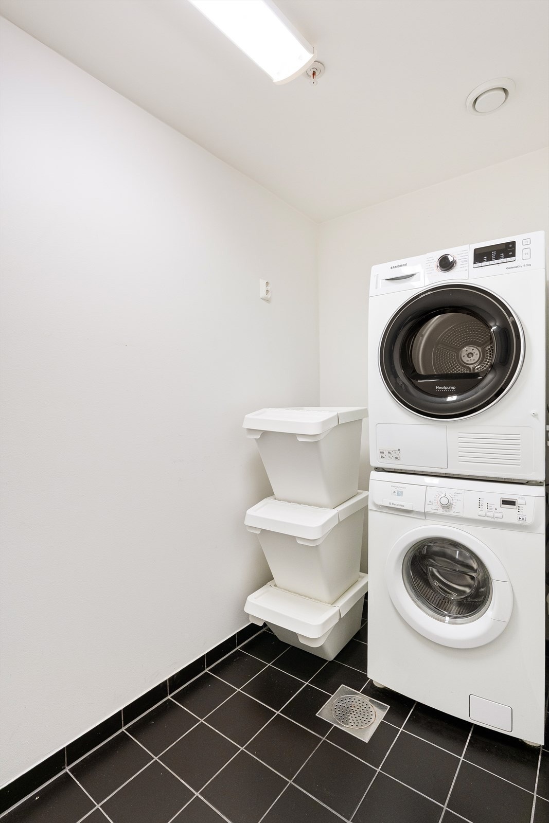 Praktisk og pent vaskerom (eget rom) på innsiden av badet i 6. etasje. Galleribilde