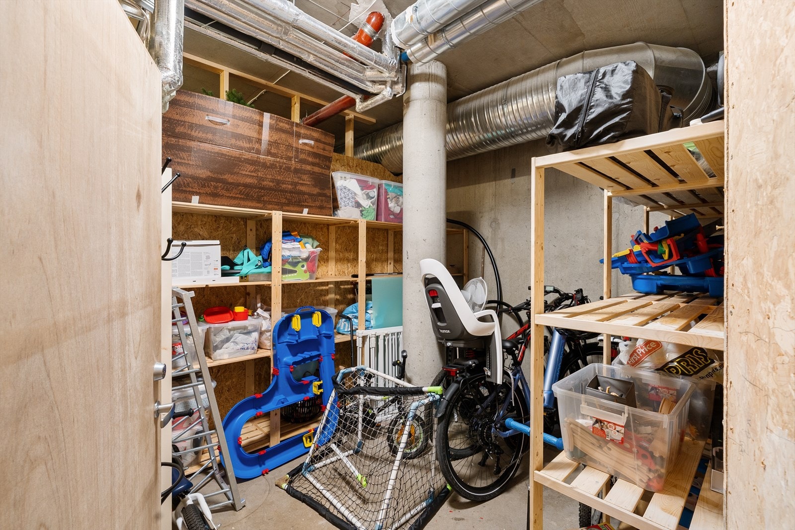 Tilhørende stor bod i kjeller på 10 kvm. med gode lagringsmuligheter. Galleribilde