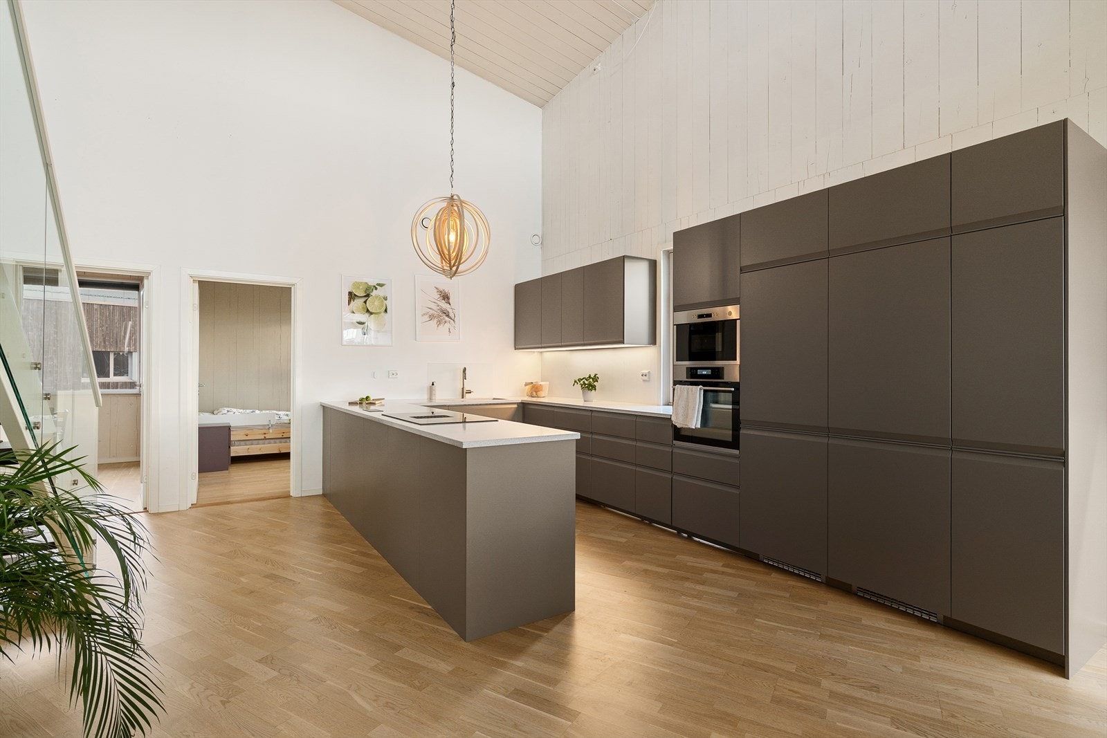 Romslig og sosialt allrom med ekstra stor takhøyde! Galleribilde