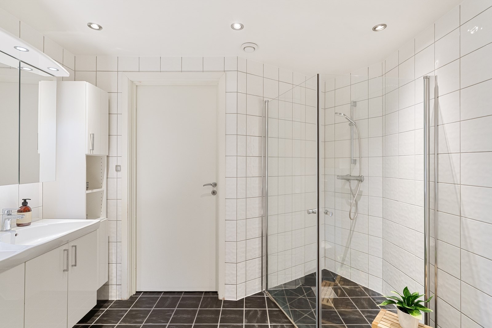 Flislagt og delikat bad i hovedetasjen med varmekabler i gulvet. Galleribilde