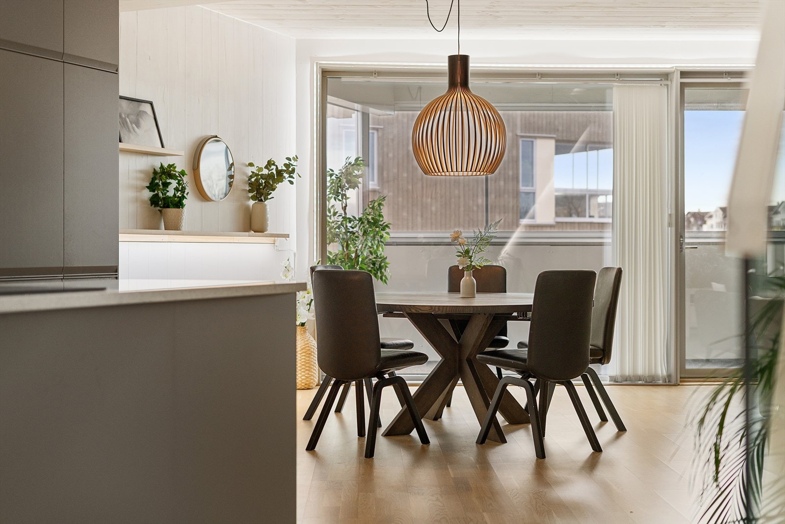 Stuen har flere innredningsmuligheter med god plass til både venner og familie til hyggelige lag. Galleribilde