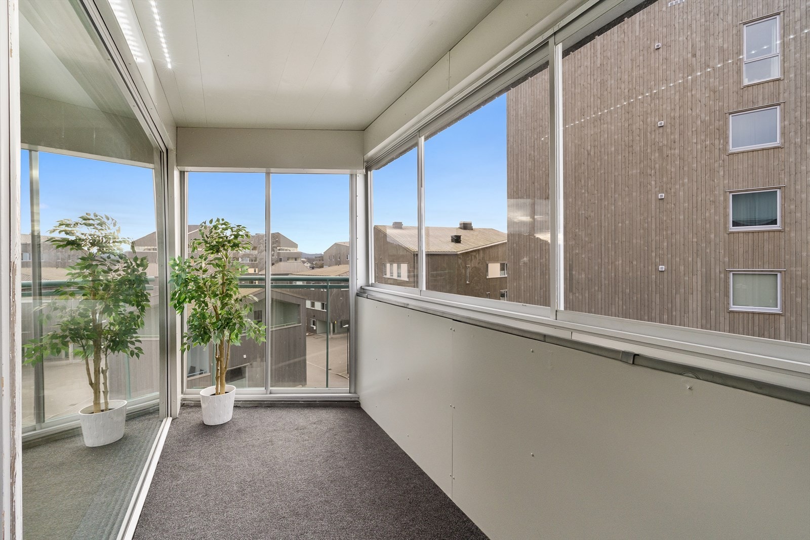 Balkongen har flere innredningsmuligheter, samt pent utsyn over omkringliggende omgivelser. Galleribilde