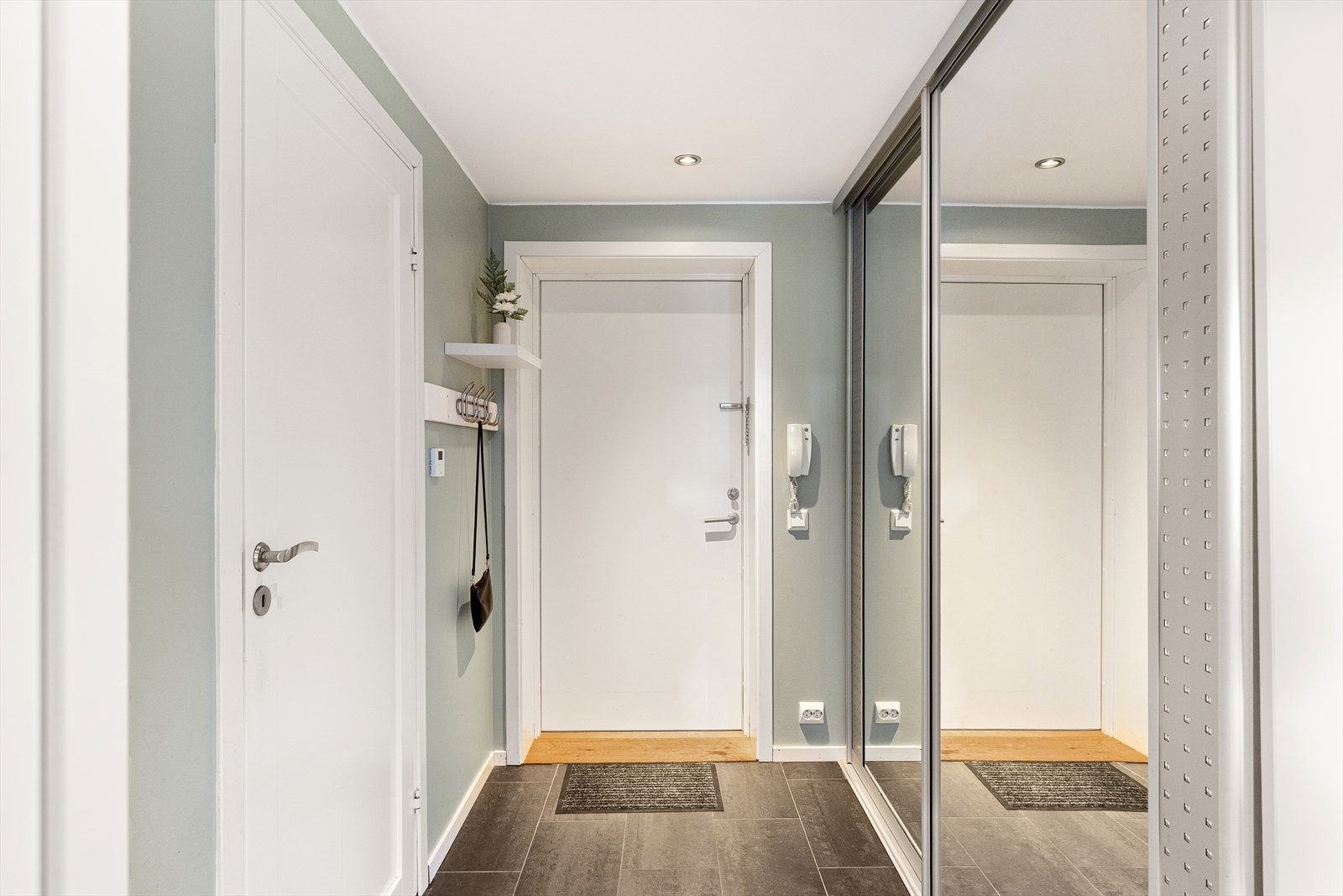 Gangen har flislagt gulv med gulvvarme og inngang til bad+vaskerom (rett innenfor døren). Praktisk i hverdagen for både store og små. Galleribilde