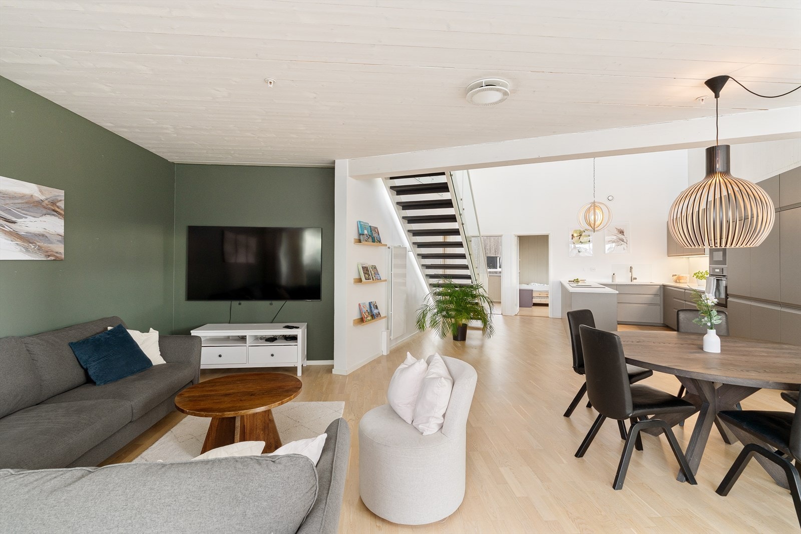 Åpen løsning gir god kontakt mellom kjøkken og stue, som er både oversiktlig og sosialt. Galleribilde